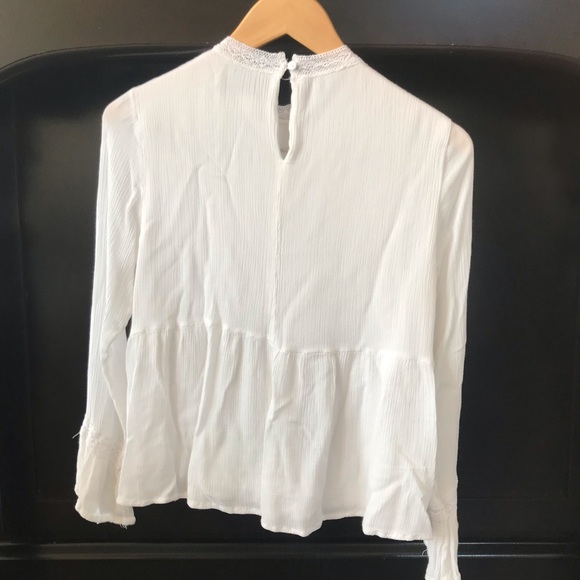 Elegant white mock neck lace top - Picture 4 of 4